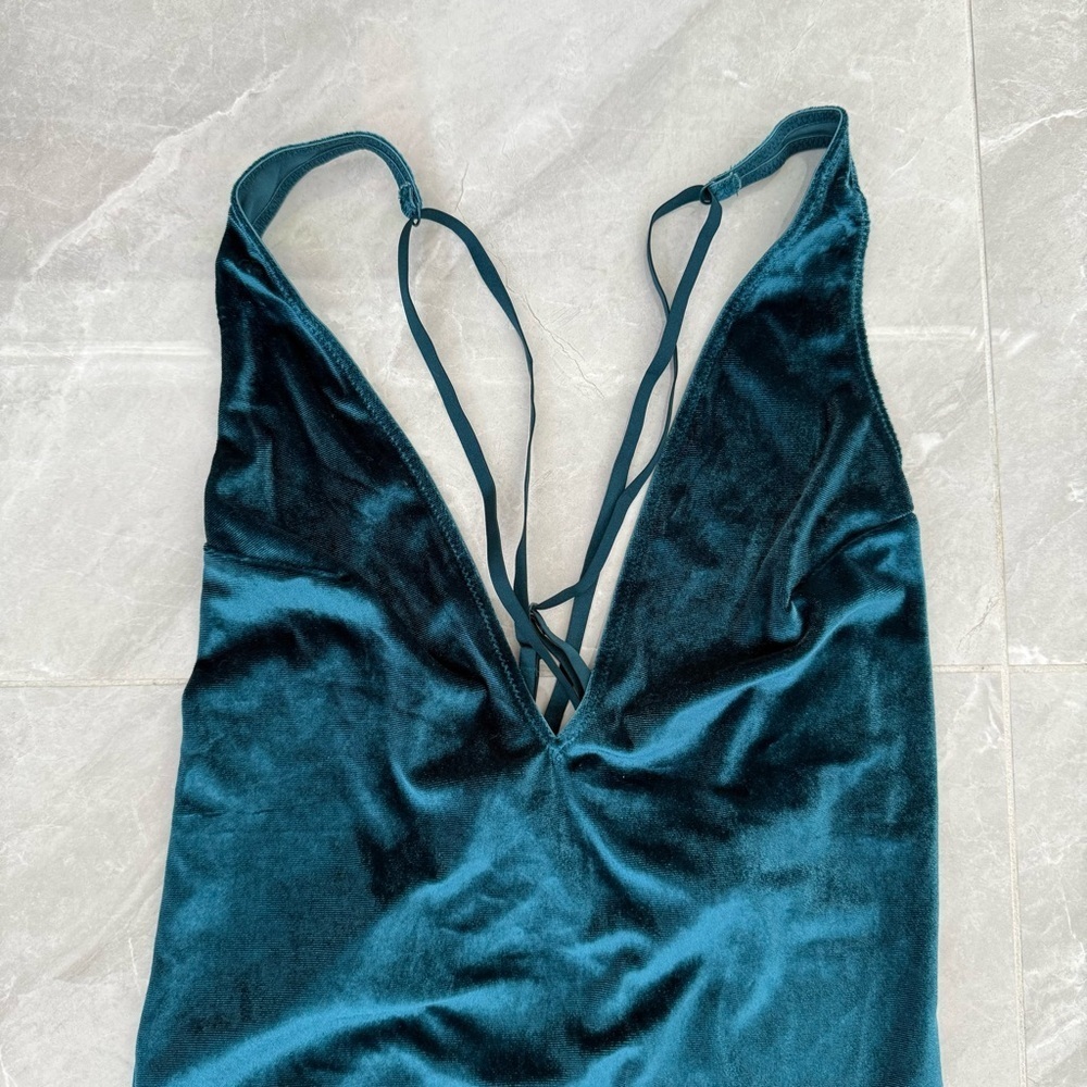 Women’s Gilligan & O’Malley Intimates Velvet Deep V-Neck Strappy Bodysuit Medium - Picture 3 of 16